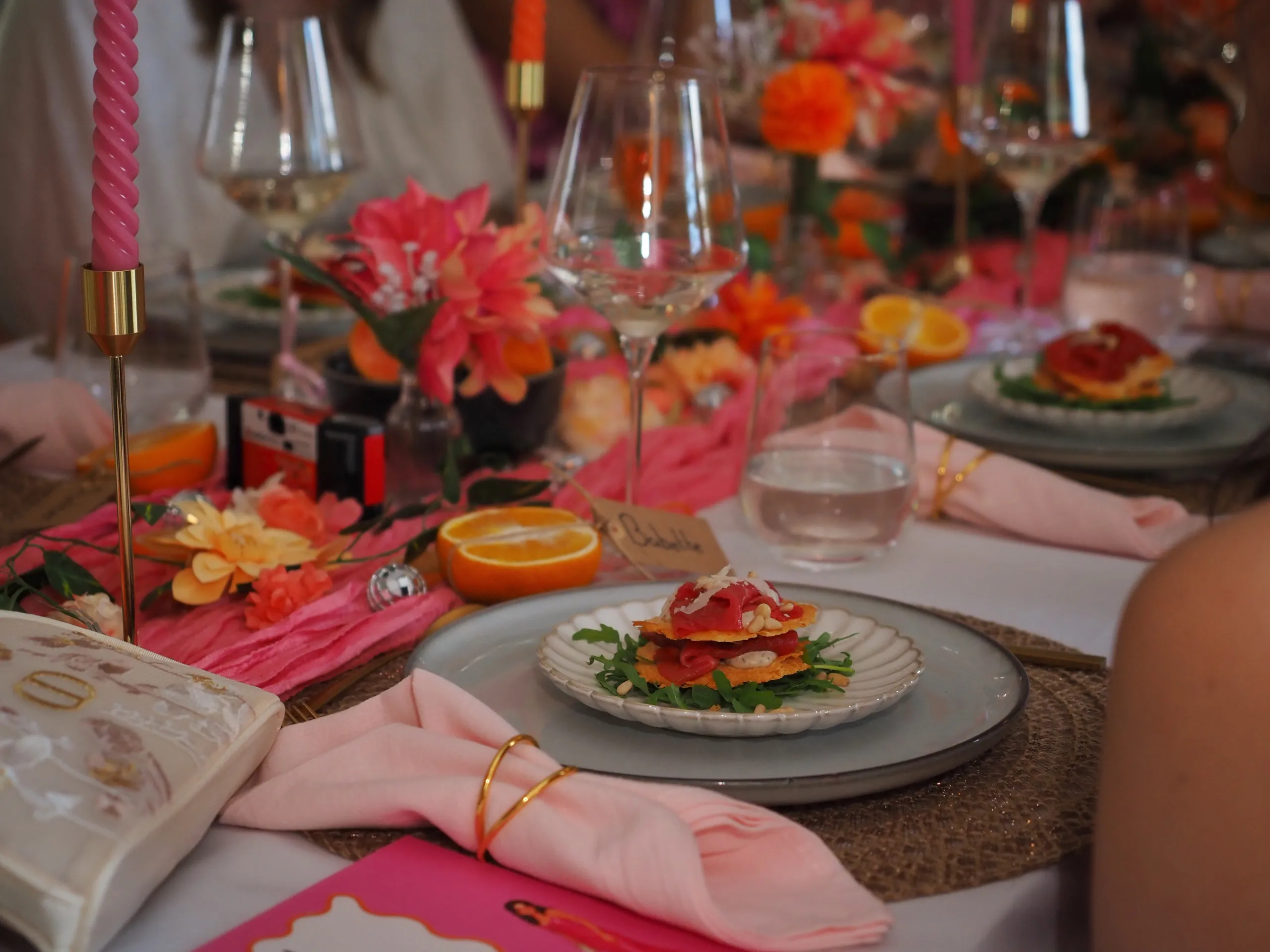 Opgemaakte cateringschalen met diverse hapjes van Smaakmakers