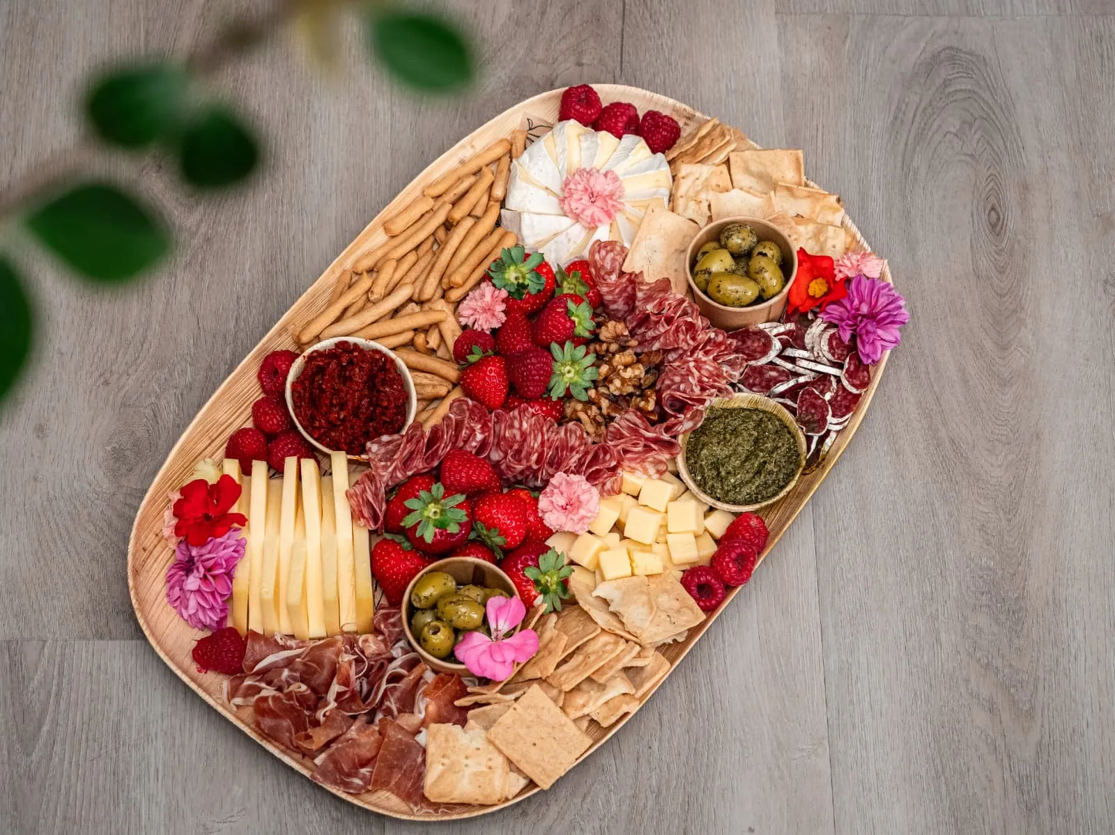 Tapasschaal de luxe met bijzondere kazen en charcuterie