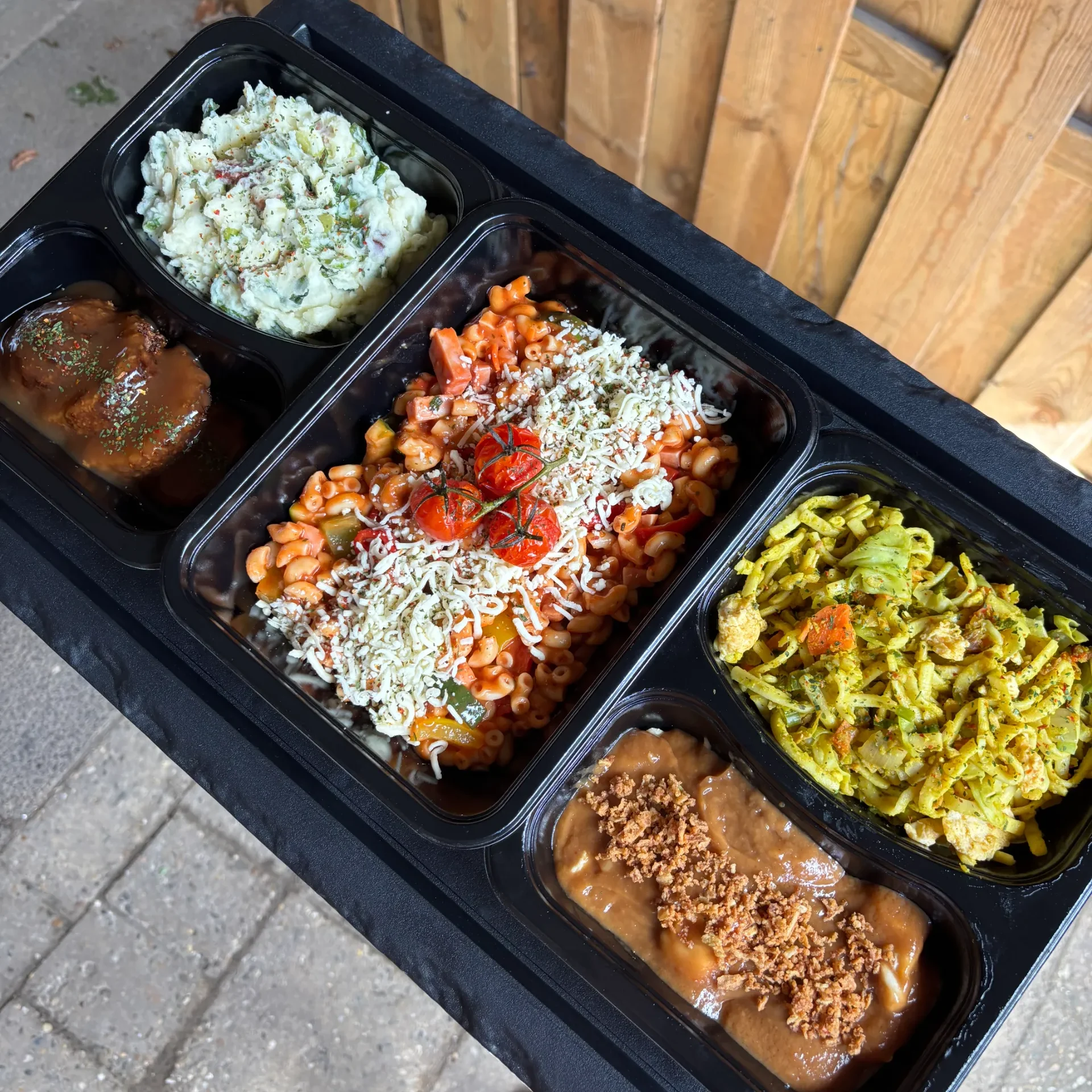 Koud-warm buffet met diverse gerechten