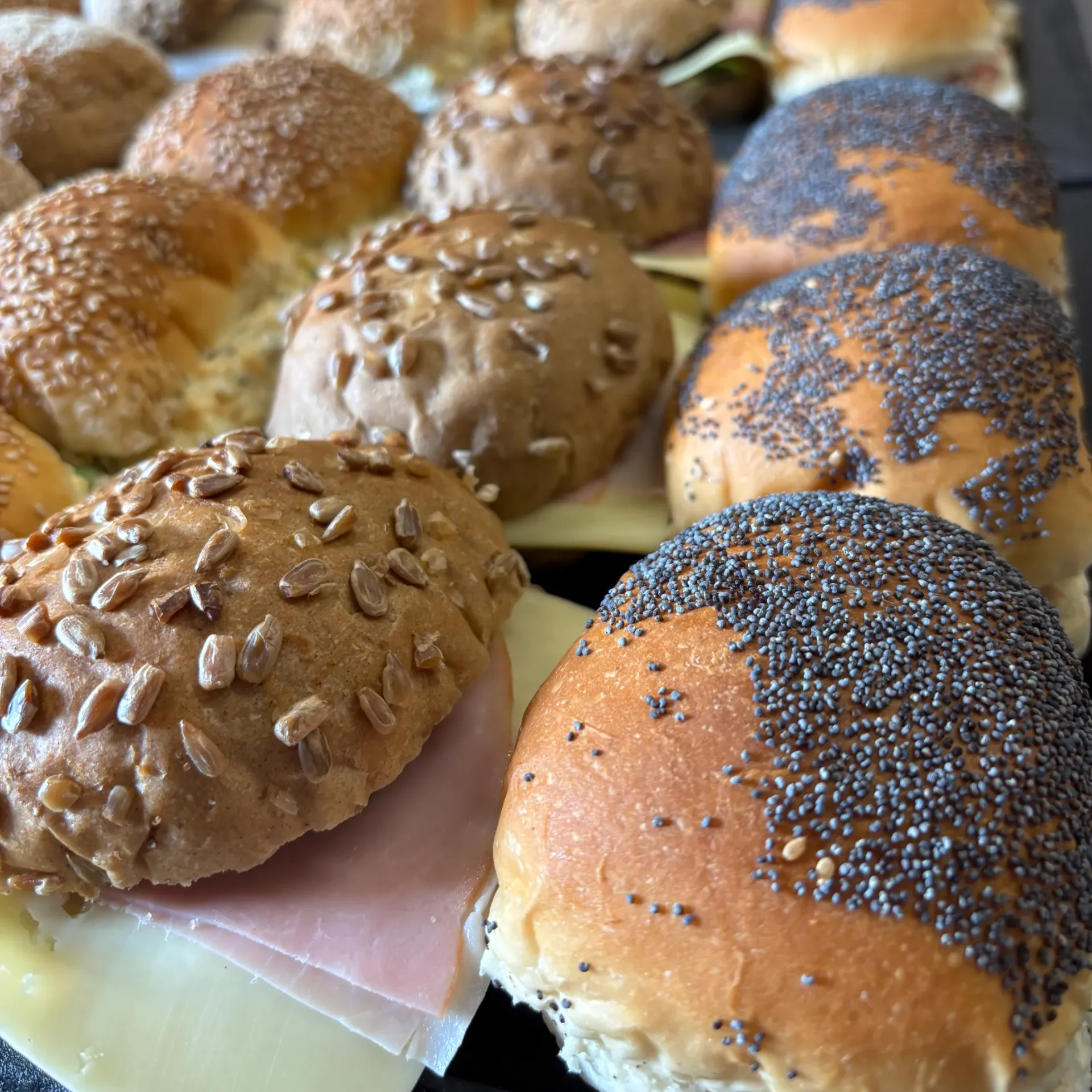 Lunch extra met belegde broodjes en een warm broodje gehaktbal