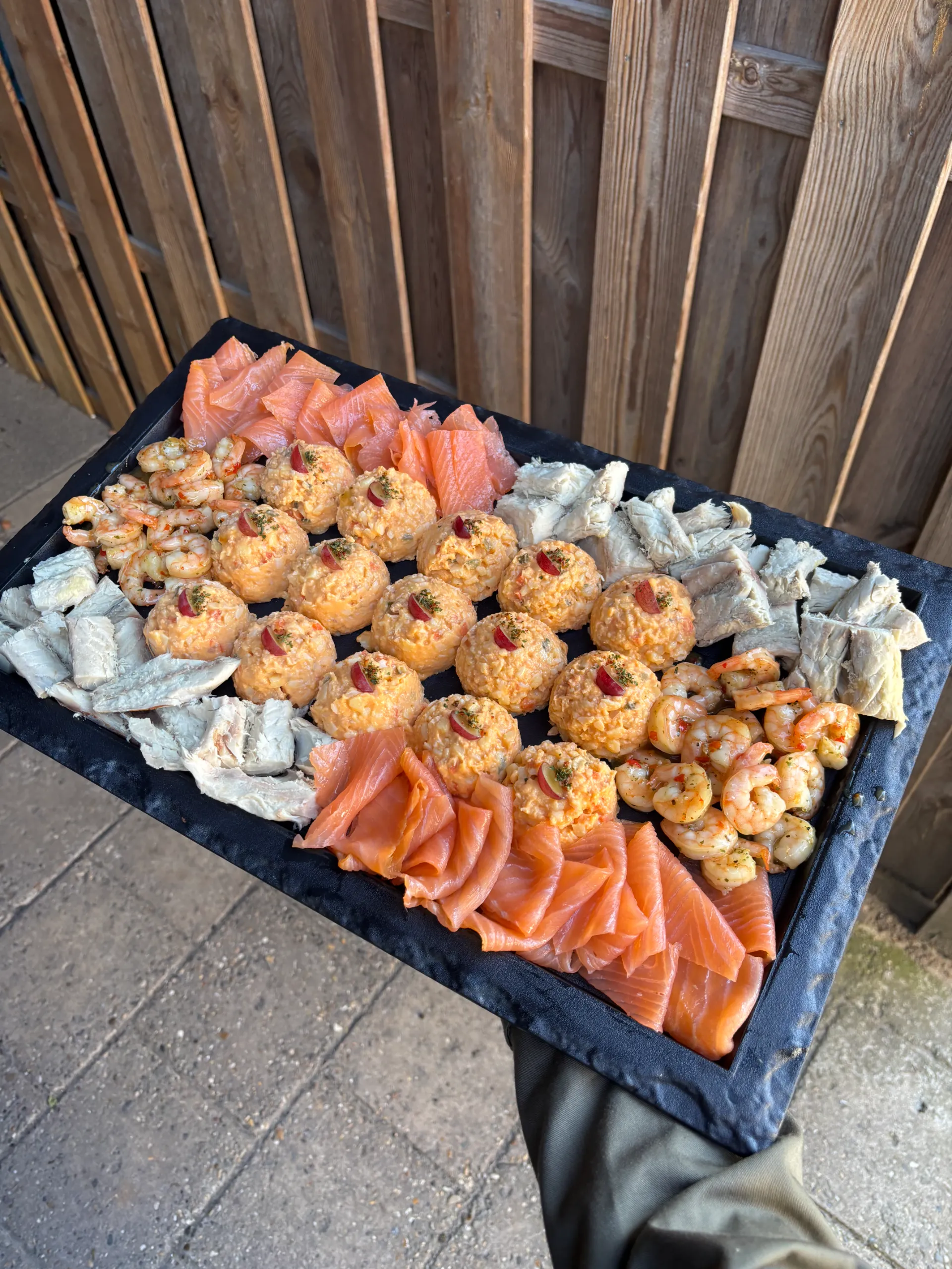 Hors d'oeuvre vis met zalmsalade, verse vis en stokbrood