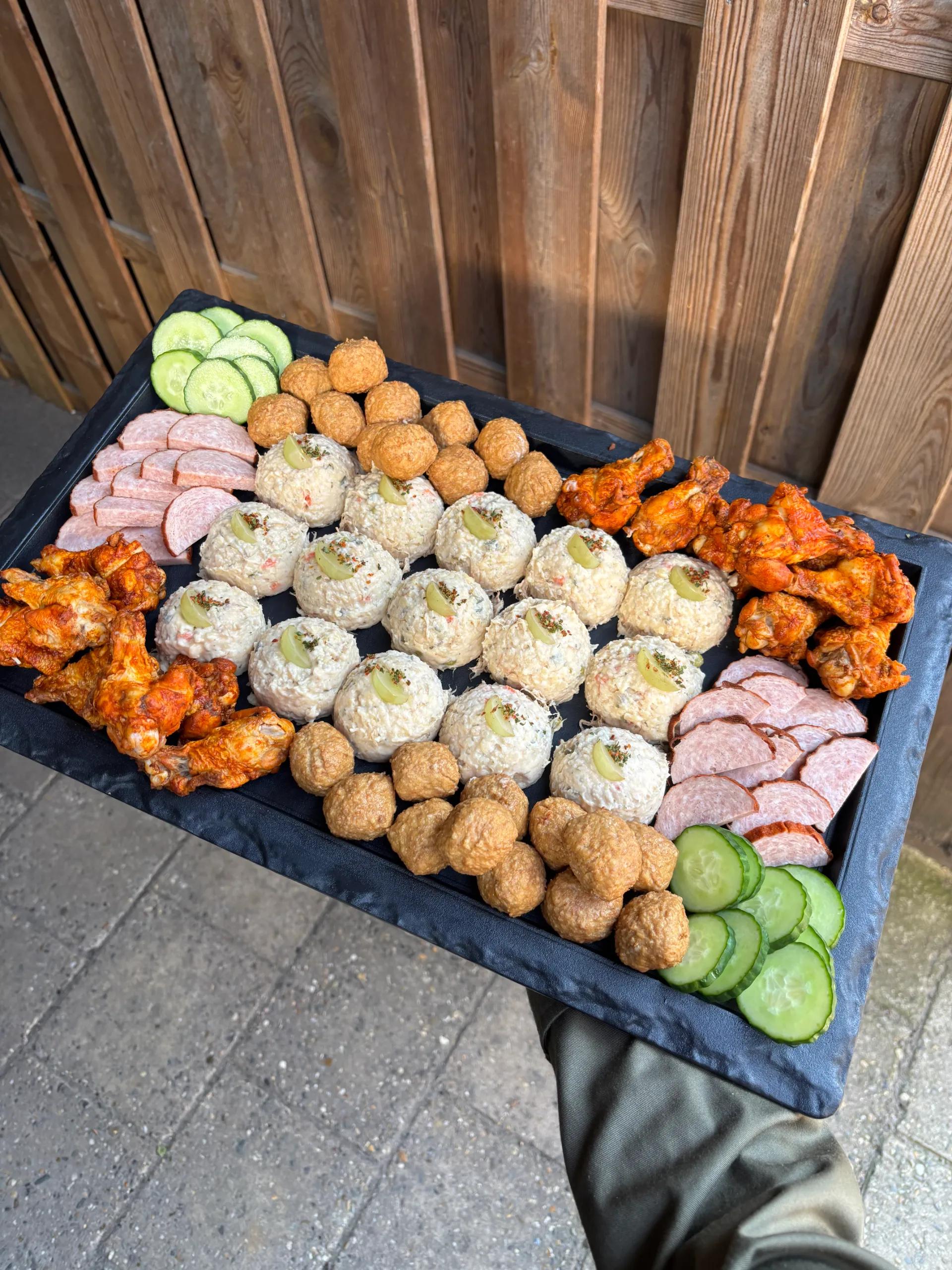 Hors d'oeuvre vlees met rundvleessalade, vleeshapjes en stokbrood