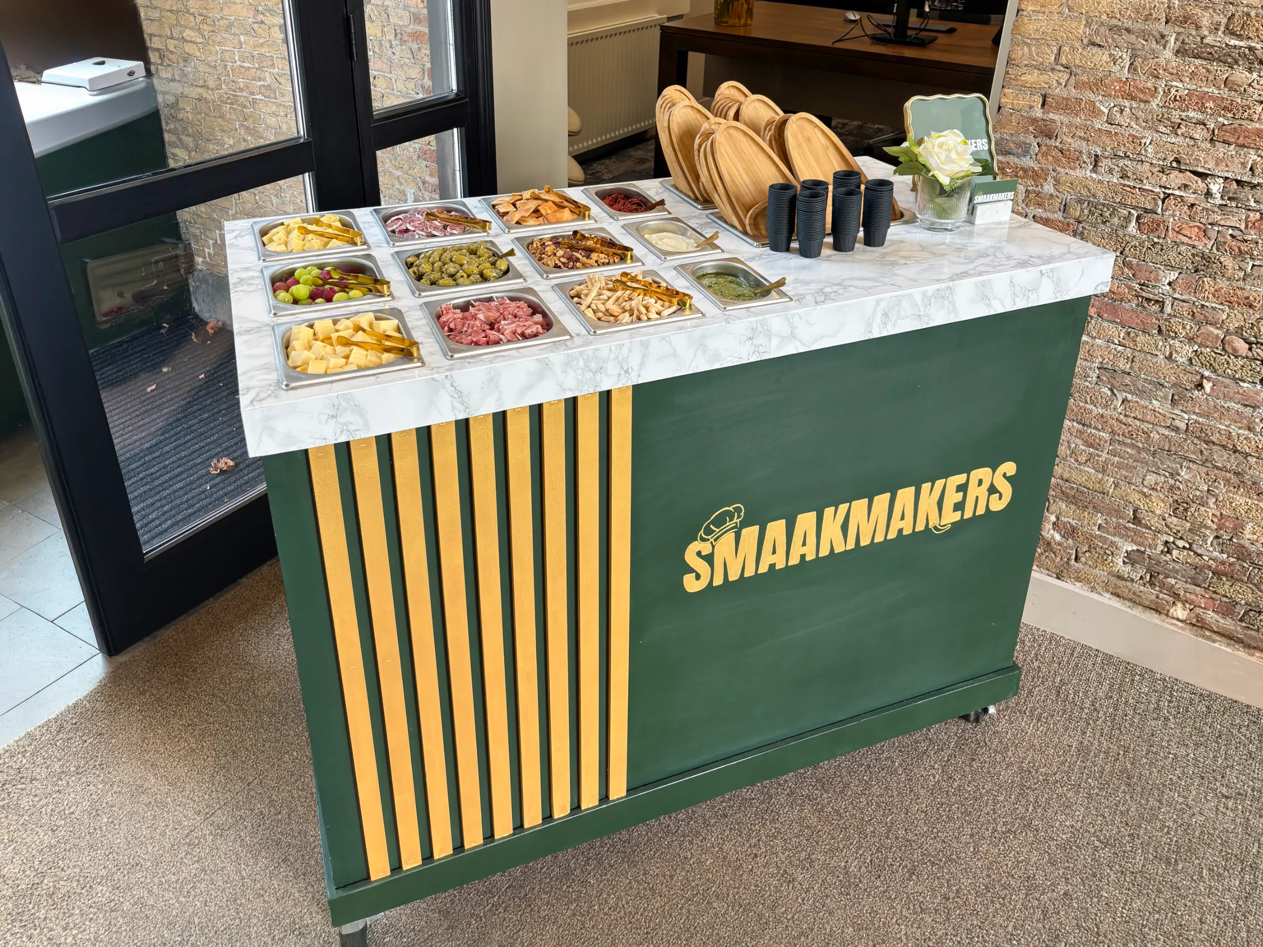 Smaaktafel met kaas, worst, olijven en dippers