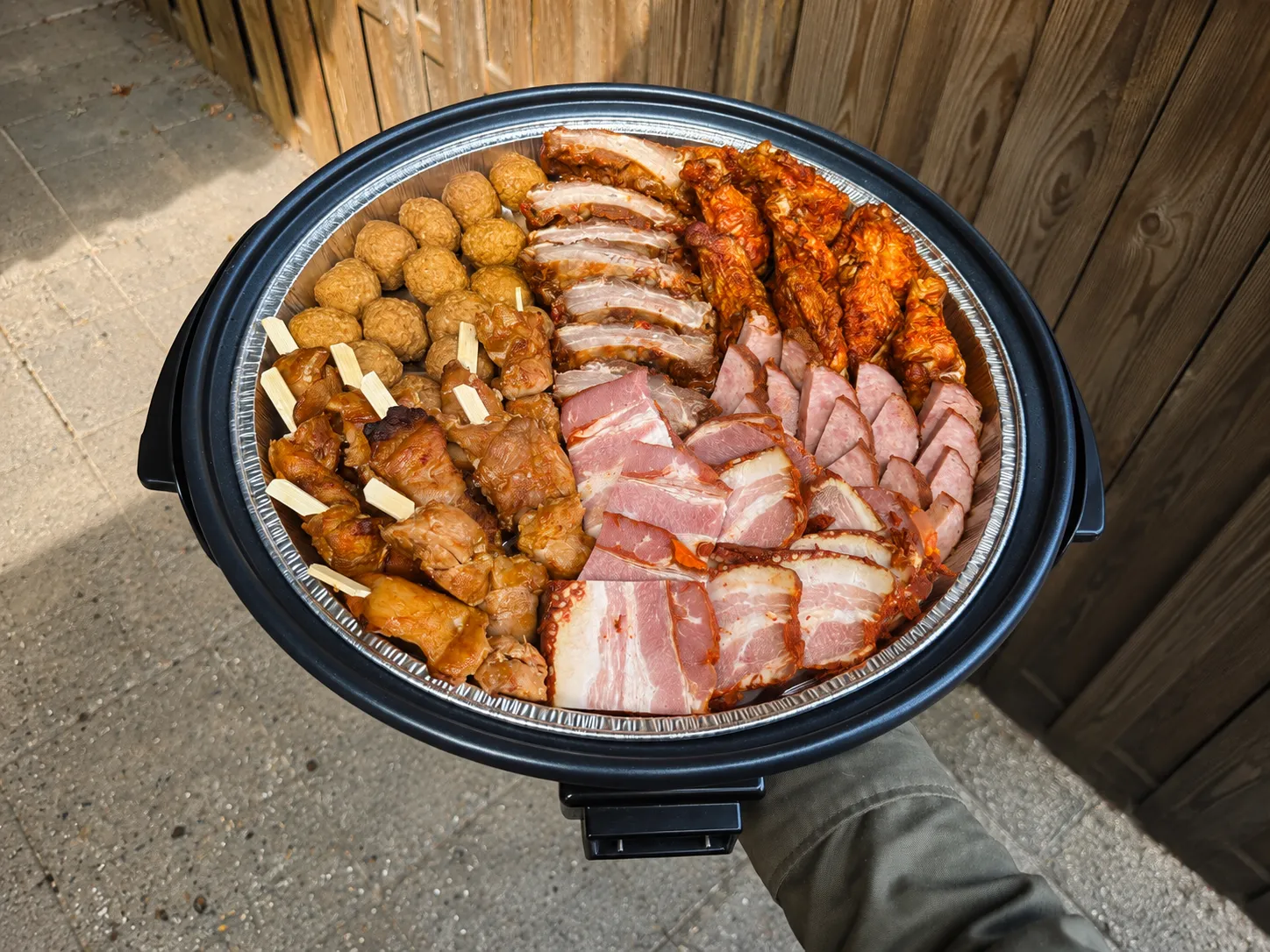 Snackpan met 100 warme vleeshapjes zoals spareribs en gehaktballetjes